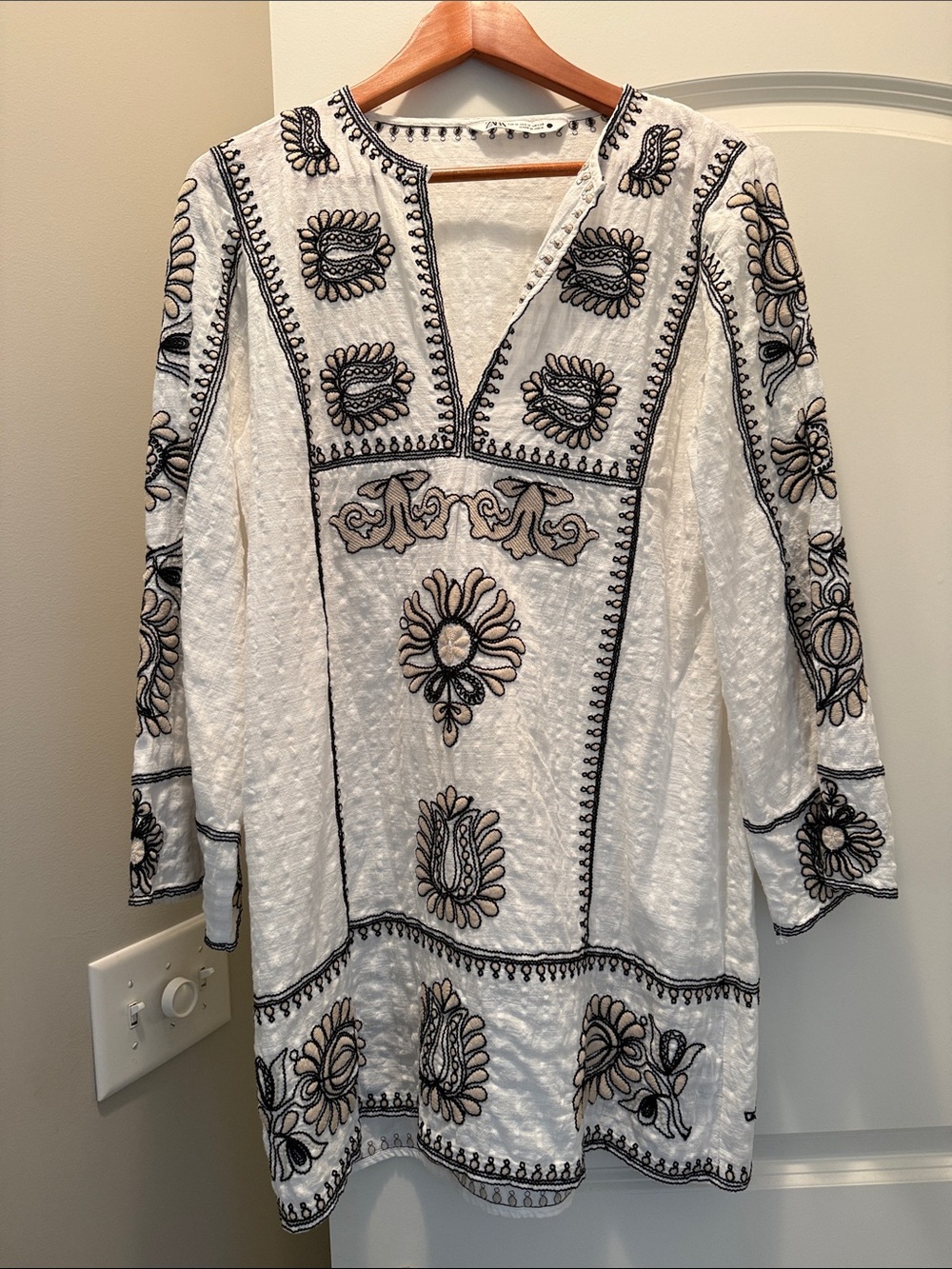 Zara embroidered White Tunic Dress with Black & Taupe flowers, EUC , Sm